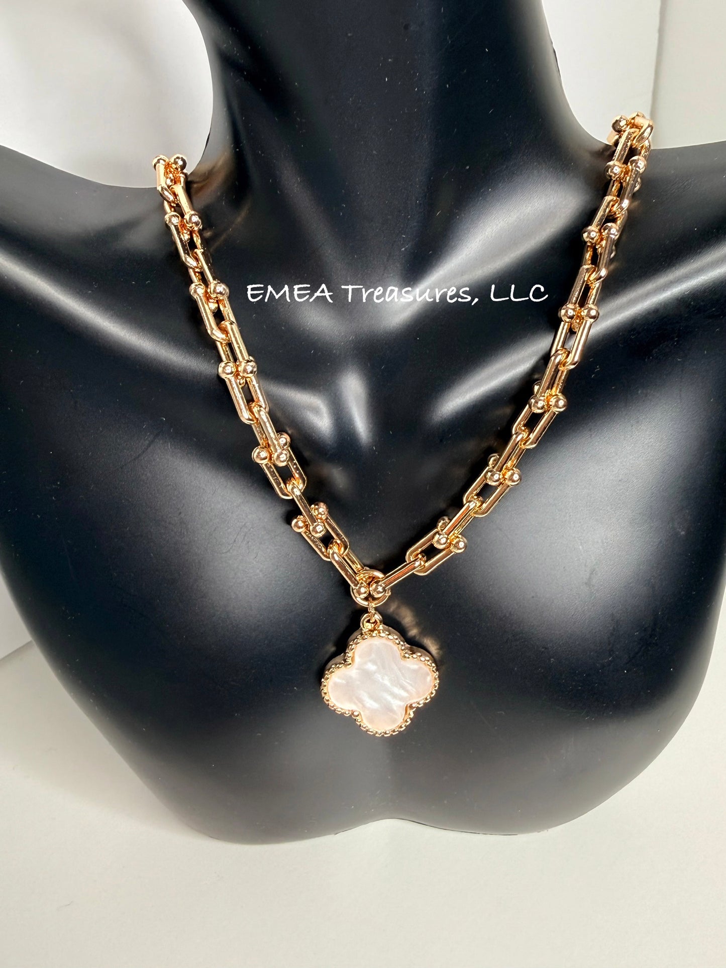 J: Fiona Pendant U Chain Necklace