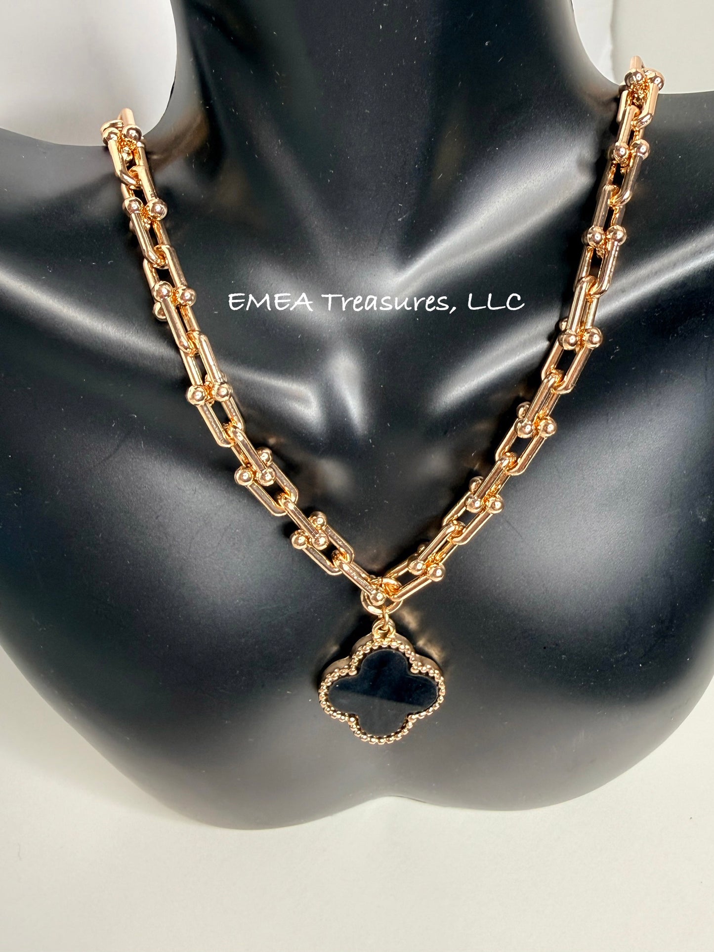 J: Fiona Pendant U Chain Necklace