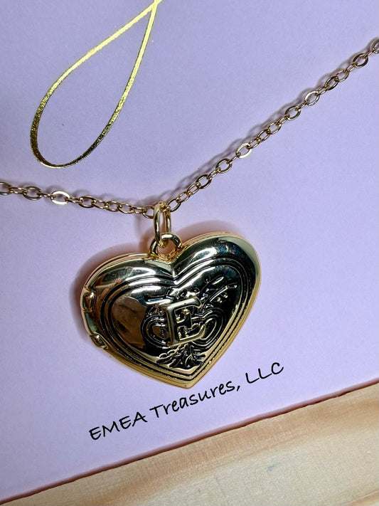 J: Nostalgic Heart Initial Open Locket Necklace - Letter E